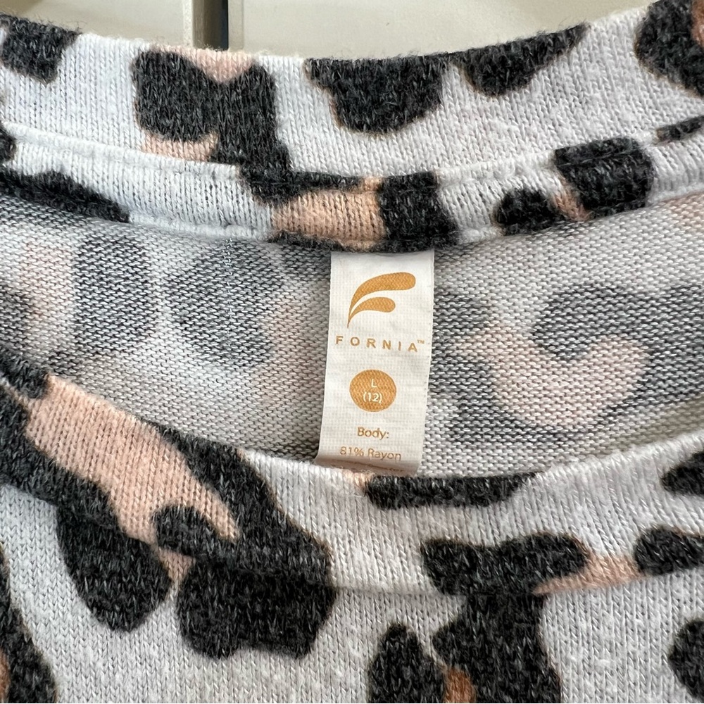 Fornia Girls Long-sleeve Knit Shirt in Leopard, Size L (12) - Picture 5 of 7